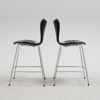 ARNE JACOBSEN, barstolar, ett par, "Sjuan 3187", för Fritz Hansen, 2000-tal.
