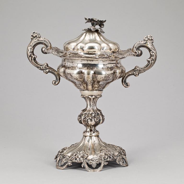 KONFEKTSKÅL, silver, nyrokoko, Stockholm 1800-talets andra hälft. Otydliga stämplar. Vikt ca 750 g.
