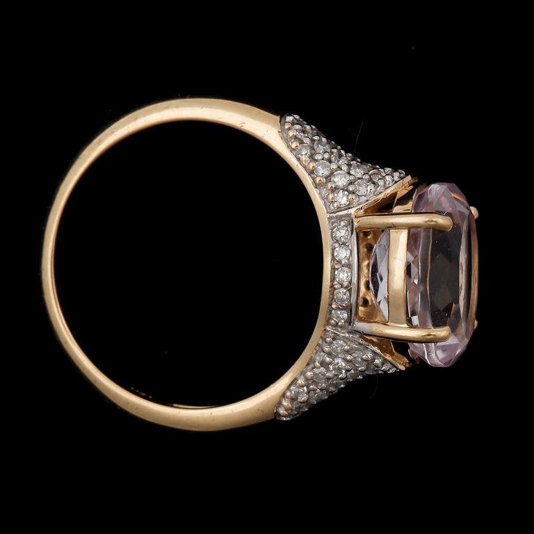 RING, 18k guld med rosa topas ca11x9mm och diamanter tot ca0,31ct. 2000-tal. Vikt 4,6g.