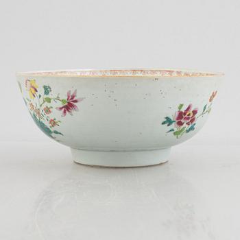 A Chinese export porcelain bowl, Qing dynasty, Qianlong (1736-95).