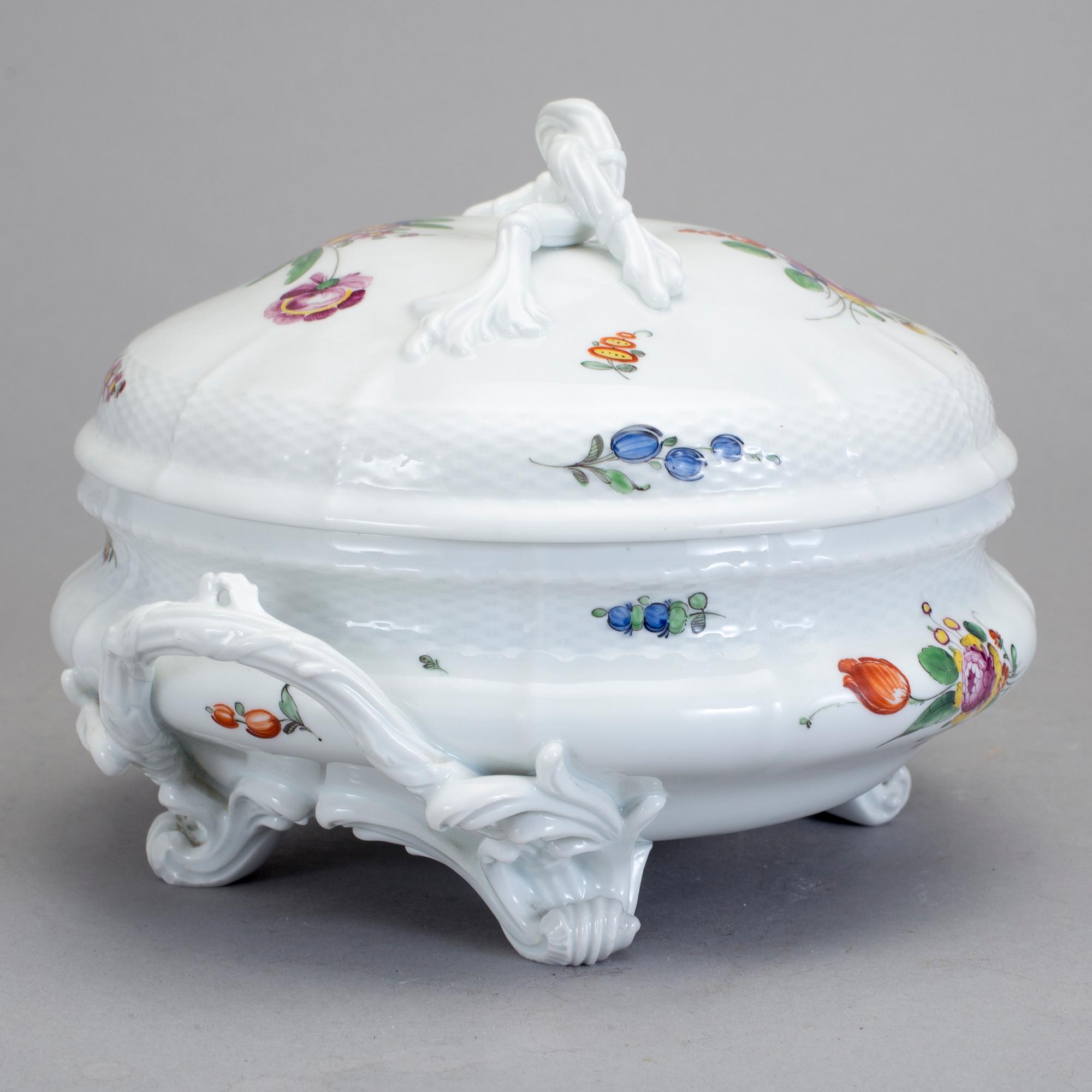 TERRIN MED LOCK, porslin, Nymphenburg, 1900-talets första hälft.