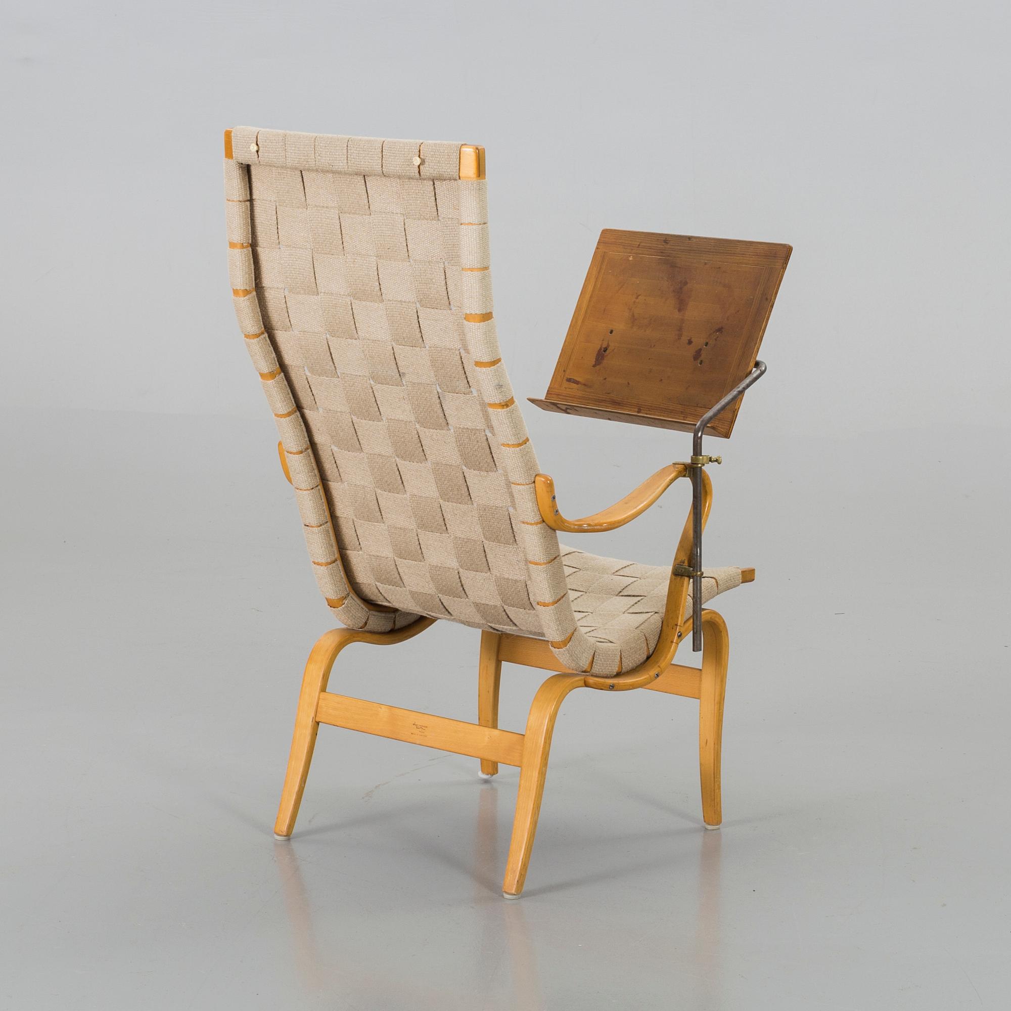 BRUNO MATHSSON - FÅTÖLJ, 'Eva, hög', med läsbord, 1950-60-tal.