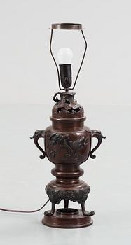 BORDSLAMPA, brons, Kina 1900-tal.