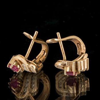 ÖRHÄNGEN, ett par. 14 k guld med rubiner samt diamanter. Vikt ca 3 gram.