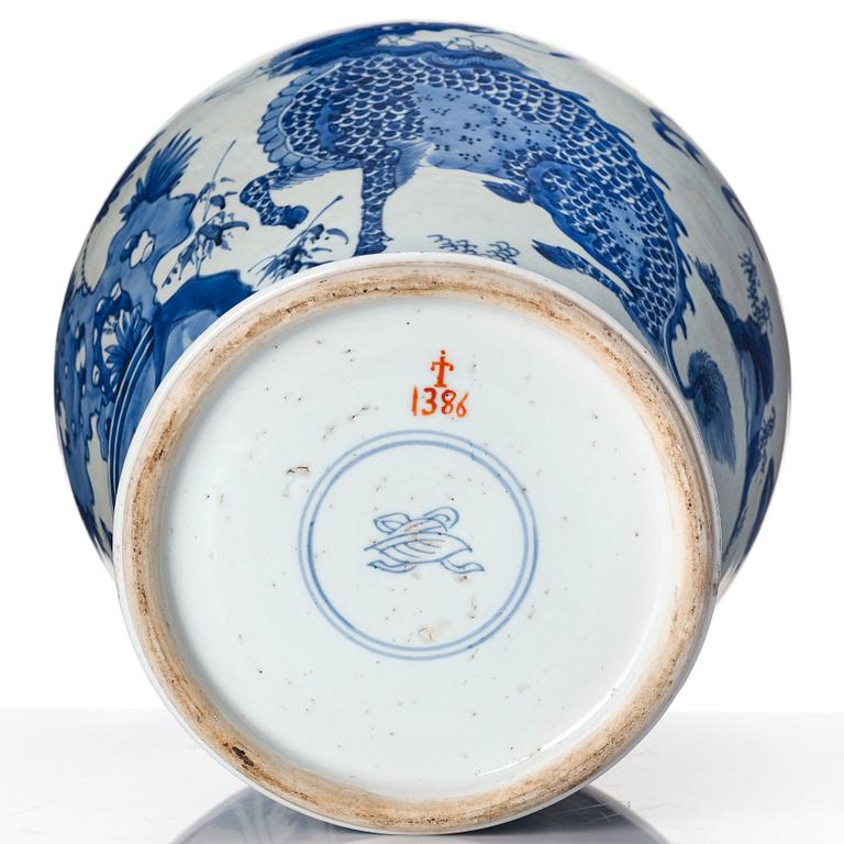 Urna med lock, porslin. Kina, Transition, 1600-tal.