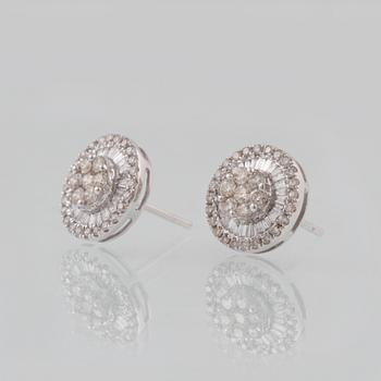 ÖRHÄNGEN, 18K vitguld med briljant och baguetteslipade diamanter ca 0.87 ct. Vikt 2,7 gram.