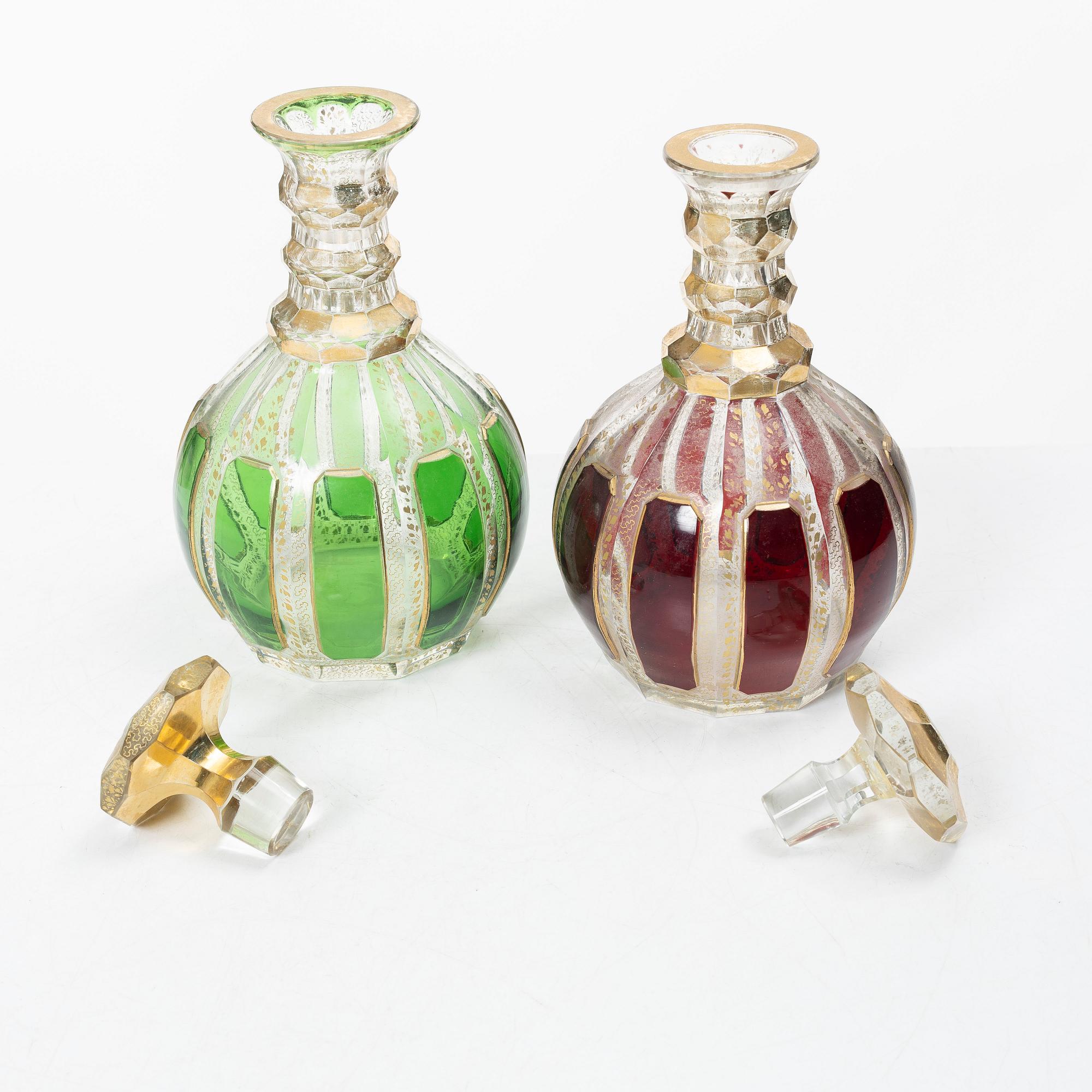 Karaffer, ett par, glas, Moser Karlsbad, omkring år 1900.