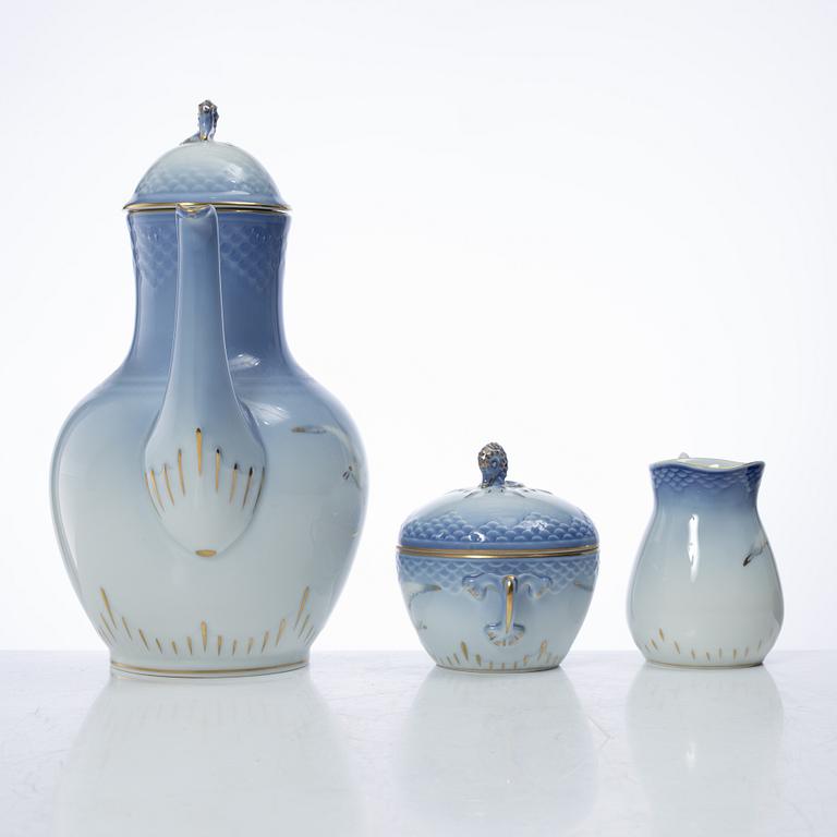 A 62 piece "Måsen" service, Bing & Grøndahl.