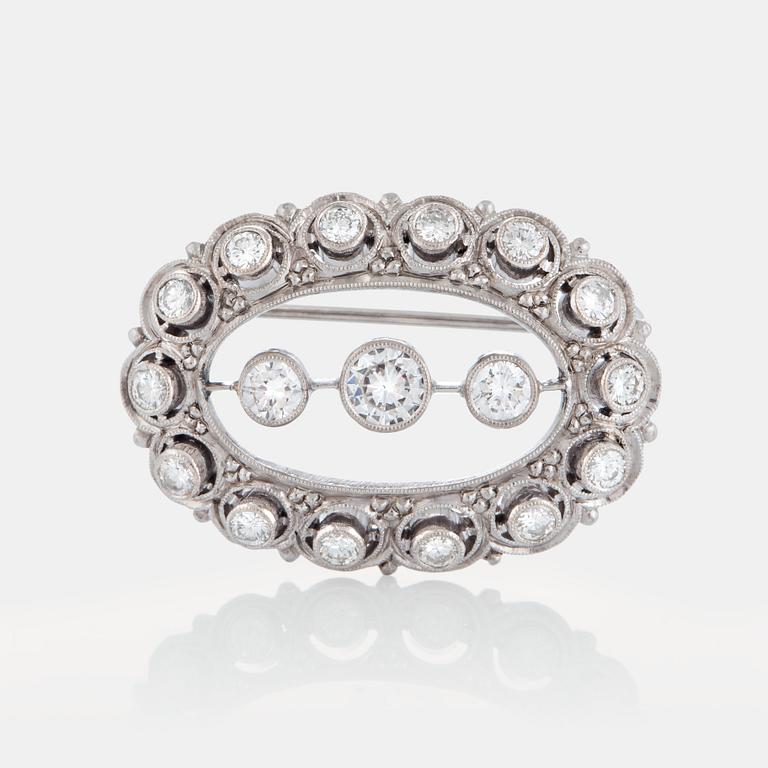 A brooch set with round brilliant-cut diamonds with a total weigth of ca 1.35 cts.
