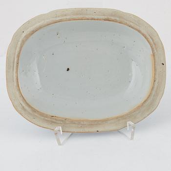 Terrin med lock, tallrik och smörterrin med lock och fat, porslin, Kina, 1700- och 1800-tal.