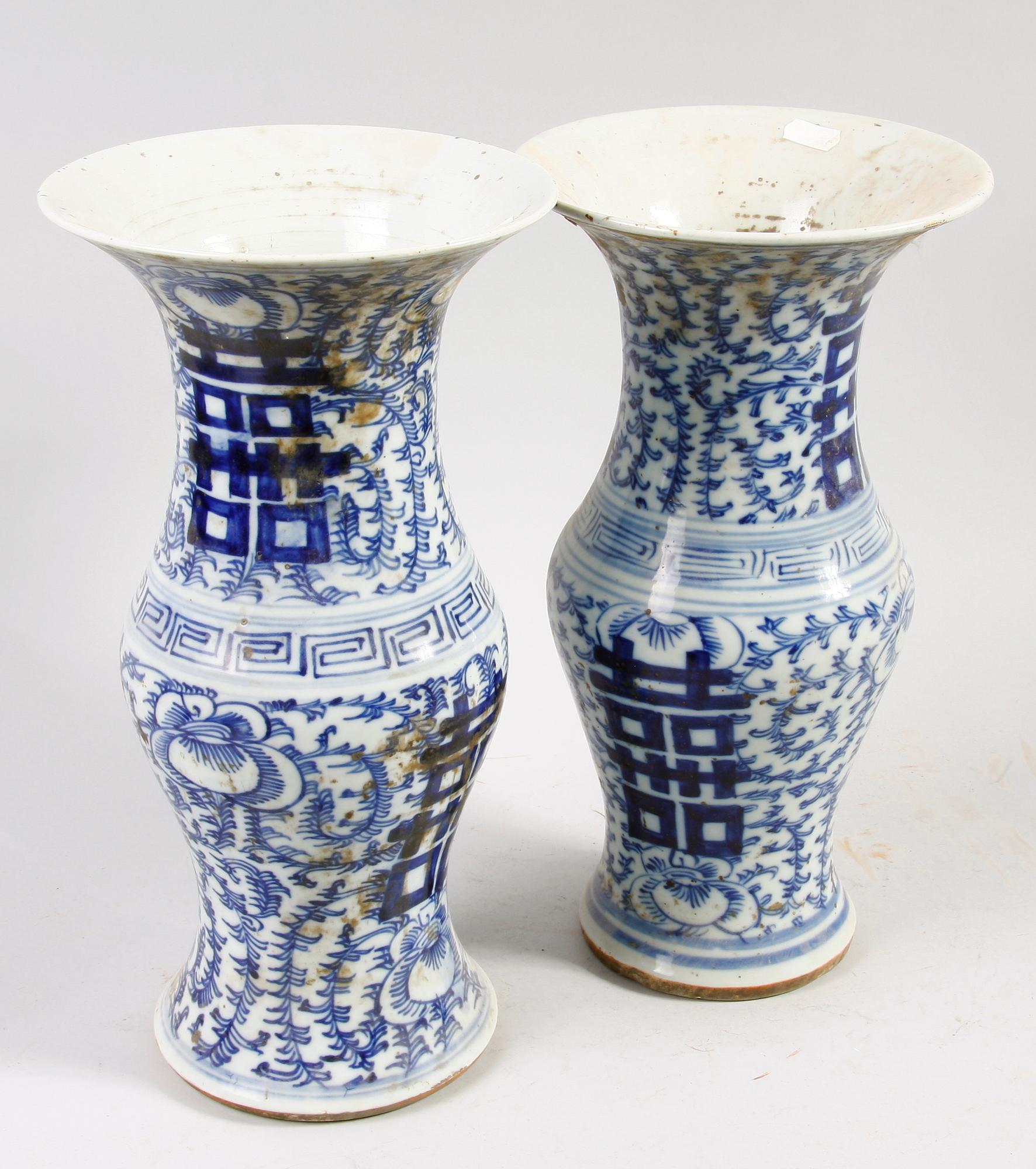 VASER, ett par, porslin, Kina, 1900-tal.