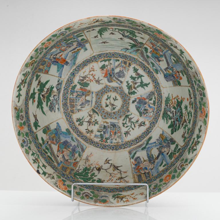 A large Chinese bowl, 19th century.