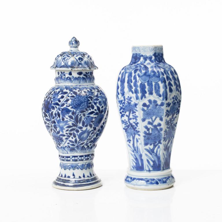 Two Chinese blue and white porcelain urns, Qing dynasty, Kangxi (1662-1722).