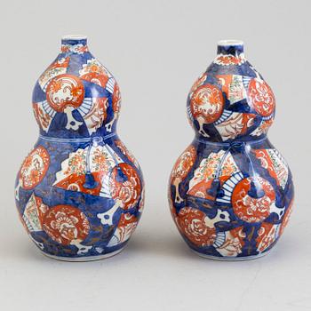 Two imari porcelain double gourd vases, Japan, Meiji (1868-1912).