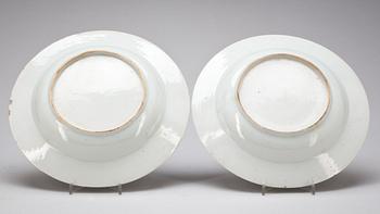 TALLRIKAR, ett par. Porslin,  Kina Qianglong(1736-1795).