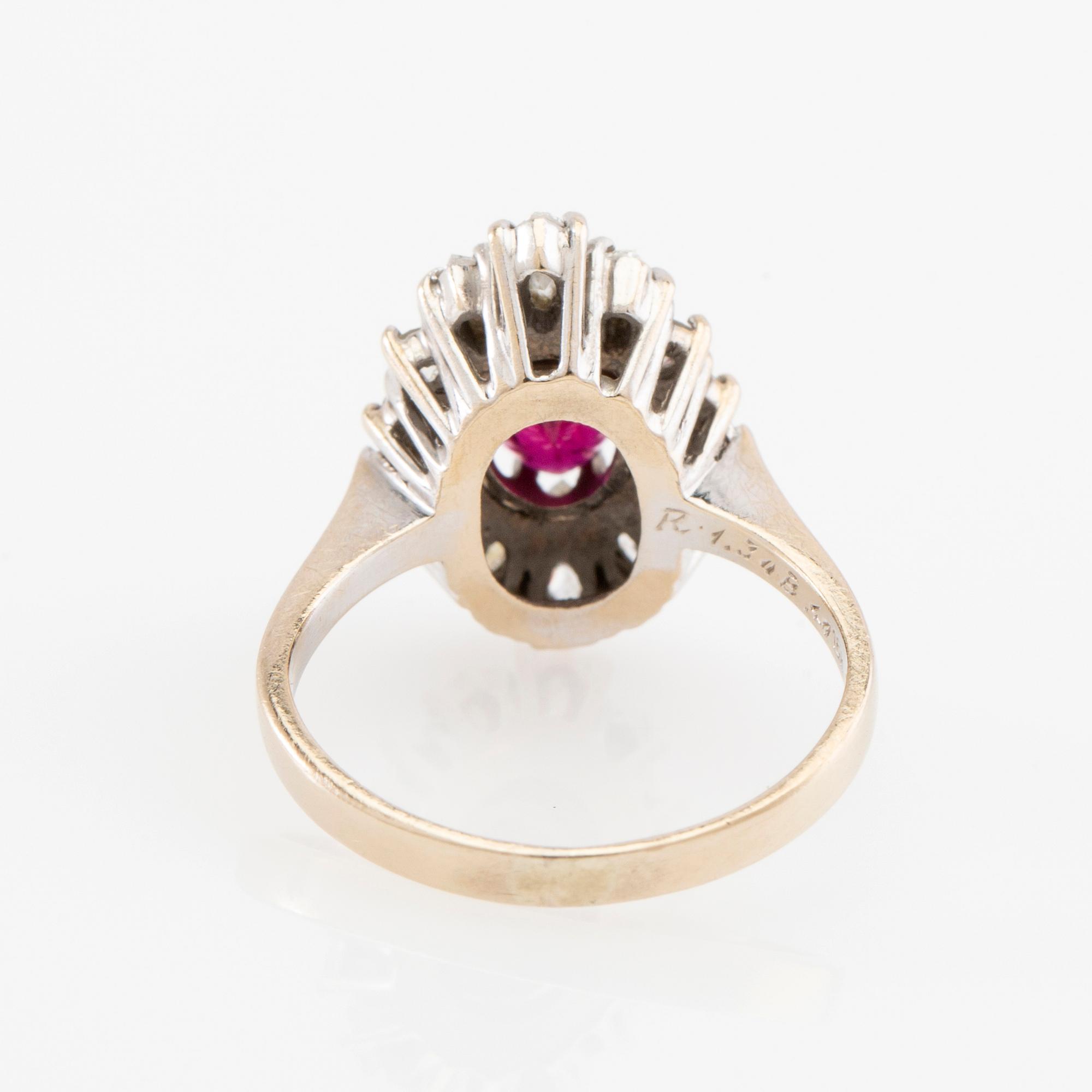 Ring 18K vitguld med en rubin och diamanter.