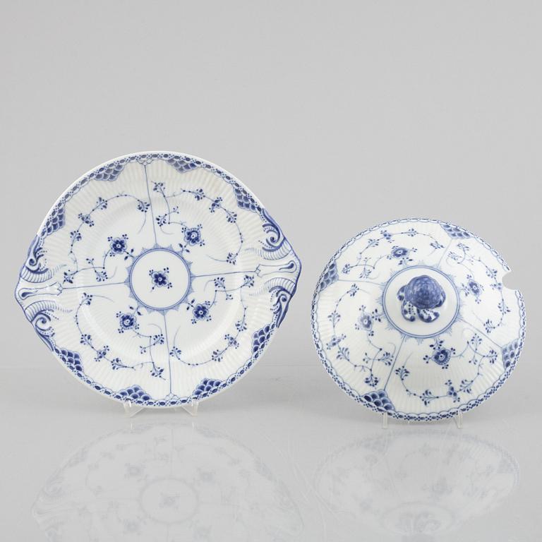 A 'Blue Fluted Half Lace' porcelain tureen with cover and stand / dish, Royal Copenhagen, model 601 and 666, 1898-1923.