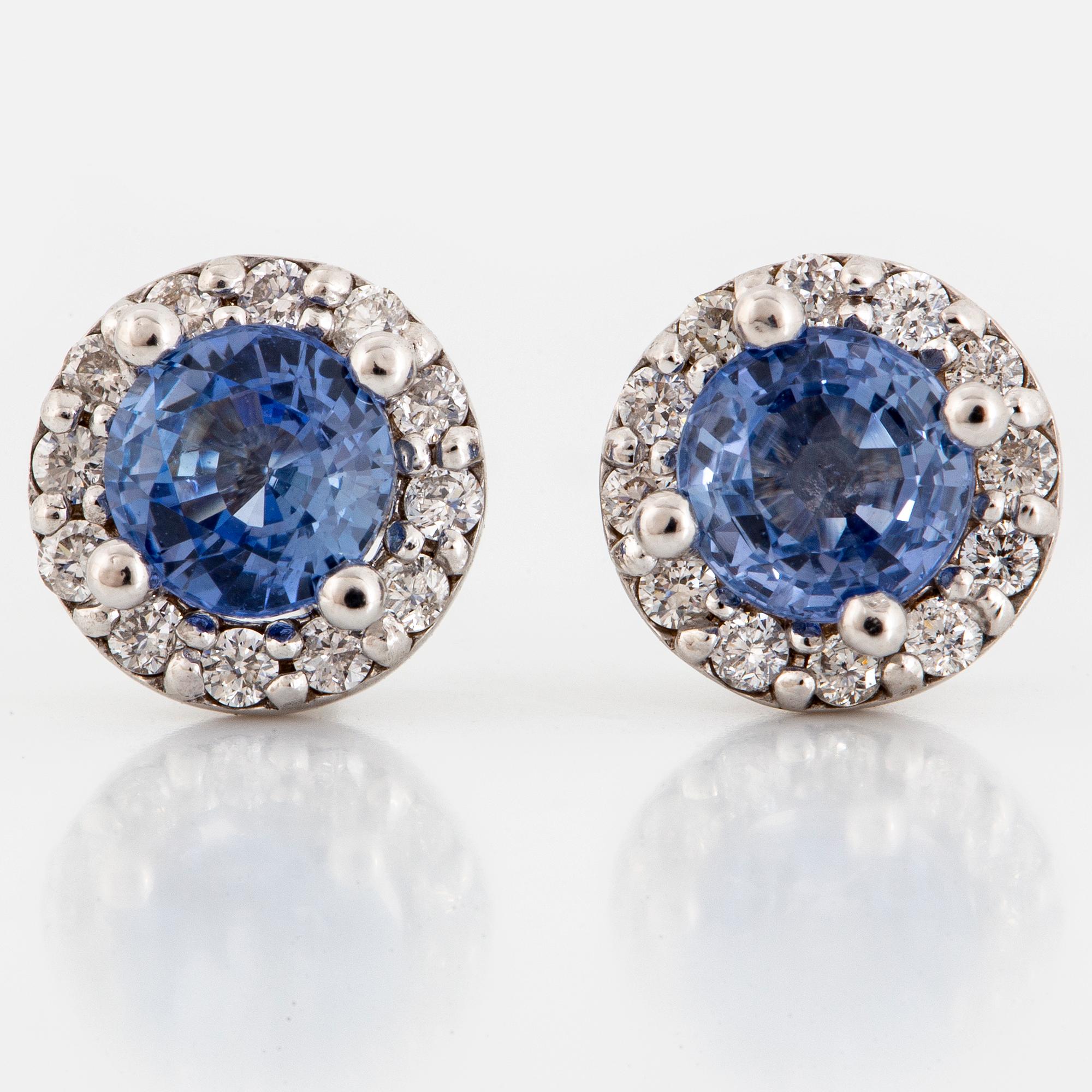 ÖRHÄNGEN, med runda fasettslipade safirer och briljantslipade diamanter.