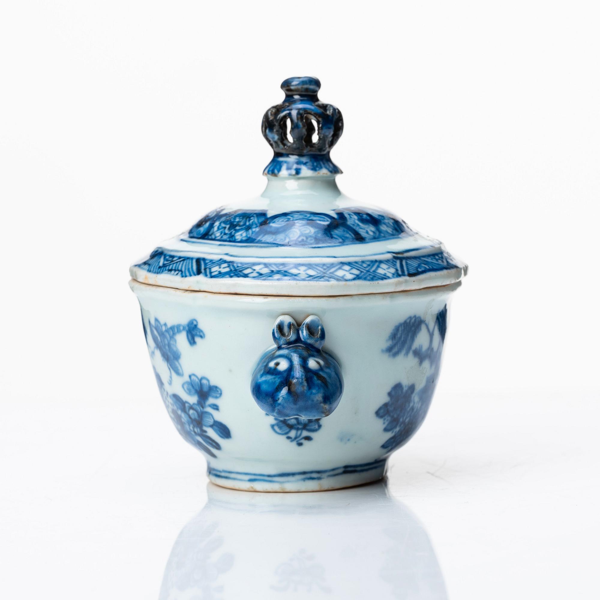 A blue and white tureen with cover, Qing dynasty, Qianlong (1736-95).