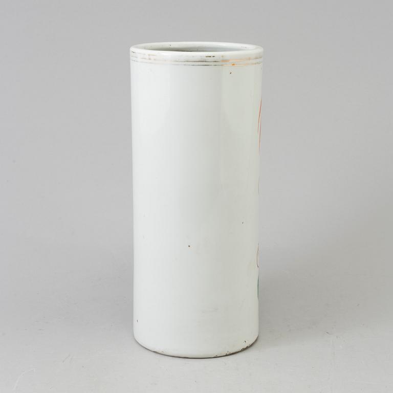 A CHINESE PORCELAIN VASE, late 19th centry.