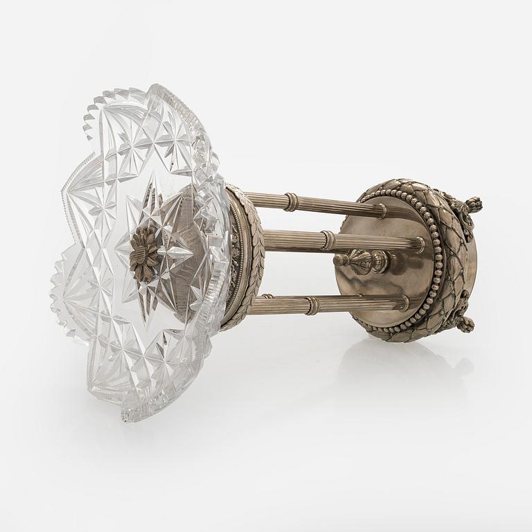 Tarjoilumalja, valkometallia ja kristallia, 1900-luvun alku.