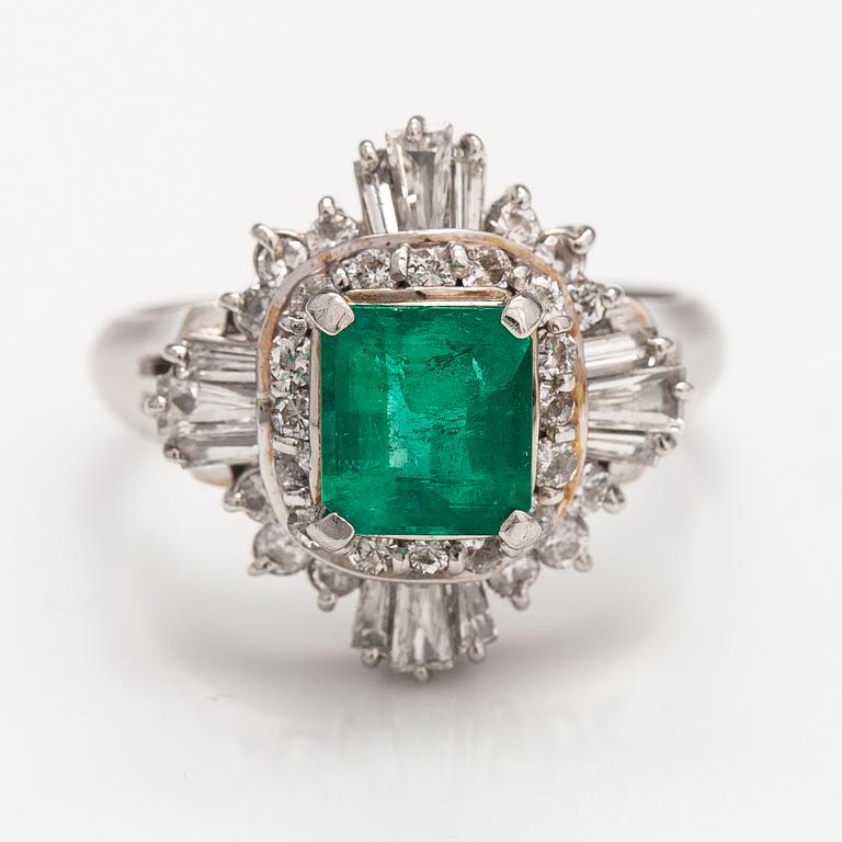 Ring, platina, smaragd ca 1.15 ct, diamanter ca 1.00 ct tot.