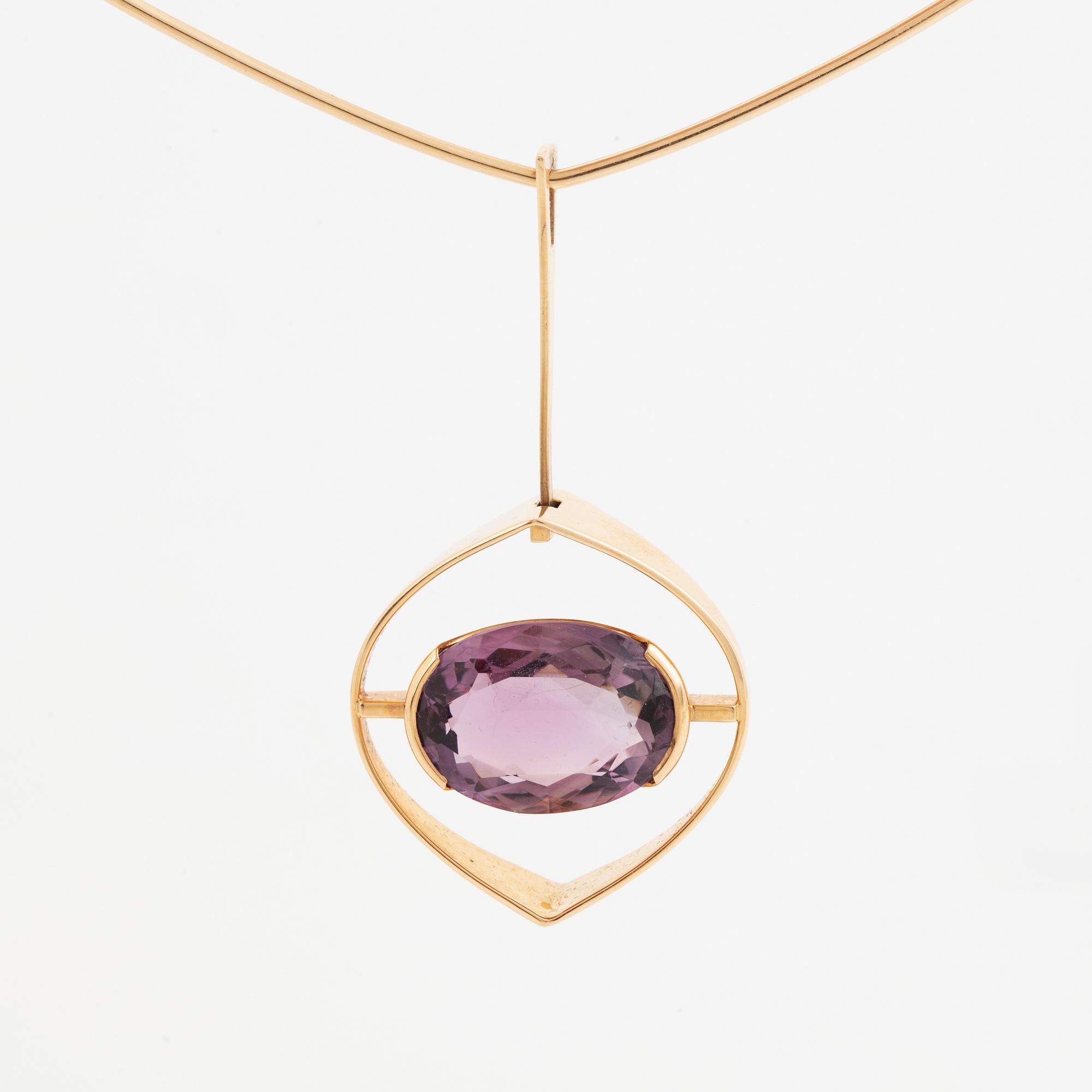 Elis Kauppi, A 14K gold necklace with an amethyst. kupittaan kulta, Turku 1962.
