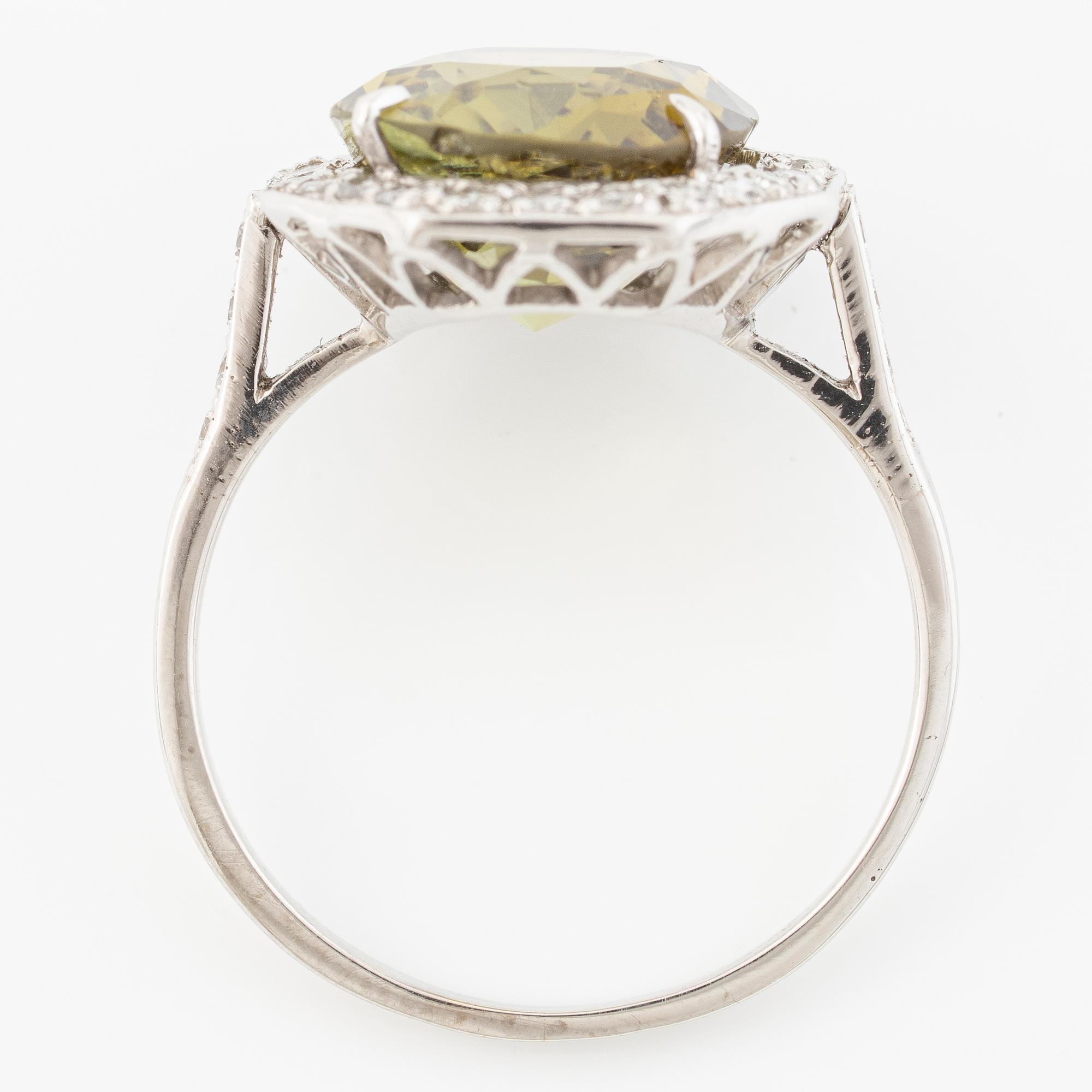 Ring, cocktail ring 18K white gold with chrysoberyl and brilliant-cut diamonds.