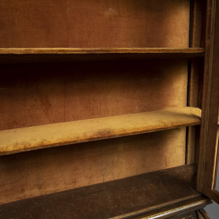 A Dutch display cabinet, 18th century.