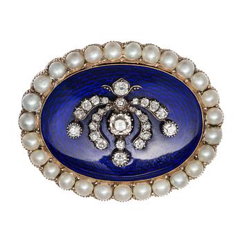 350. A BROOCH, gold, enamel, old cut diamonds c. 1.00 ct and half pearls. 1860-1880. Measurements 30 x 38 mm.