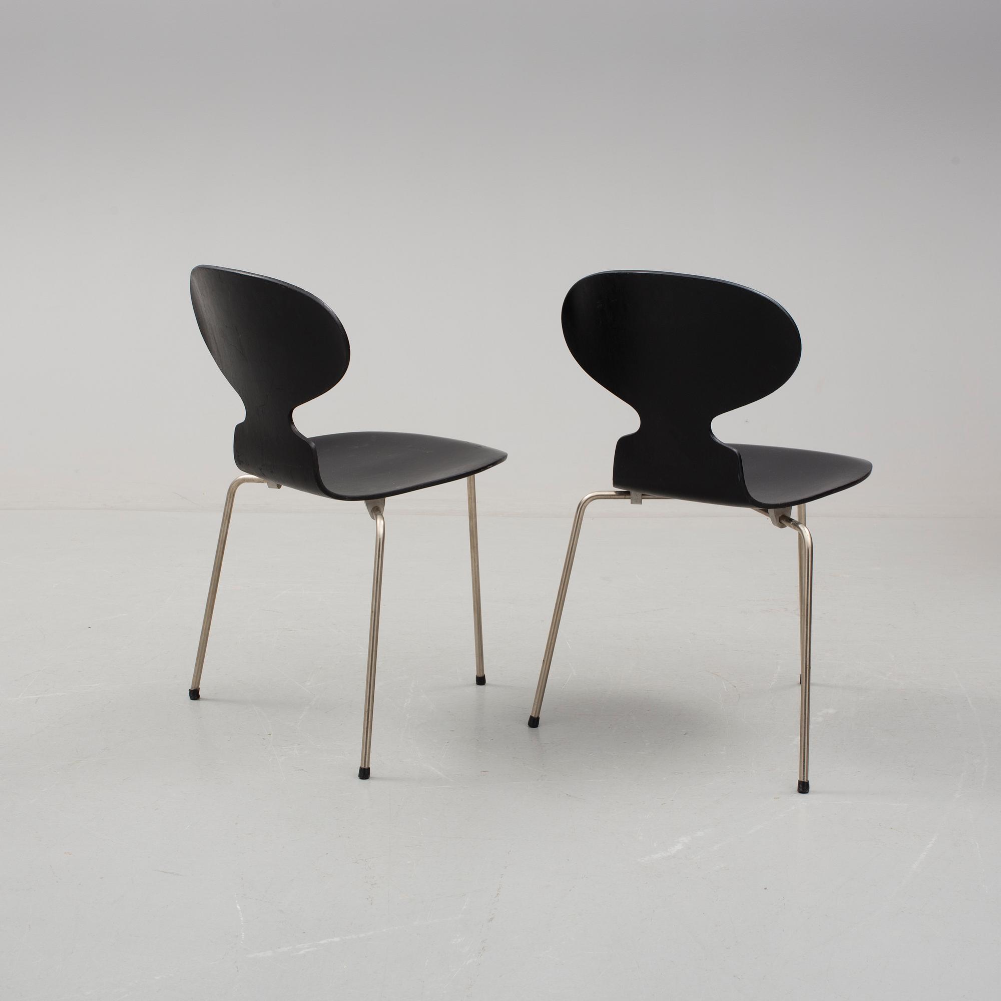 ARNE JACOBSEN, stolar, ett par, "Myran", Fritz Hansen, 1900-talets mitt.