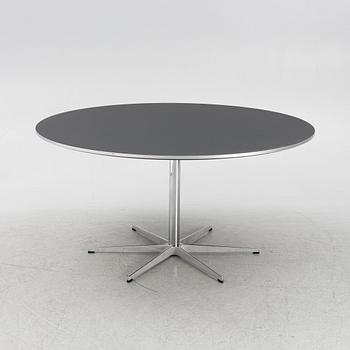 Arne Jacobsen, Bruno Mathsson & Piet Hein, matbord, "Supercirkulär", Fritz Hansen, Danmark, 2022.