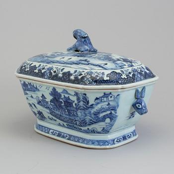 A blue and white export porcelain tureen with cover, Qing dynasty, Qianlong (1736-95).