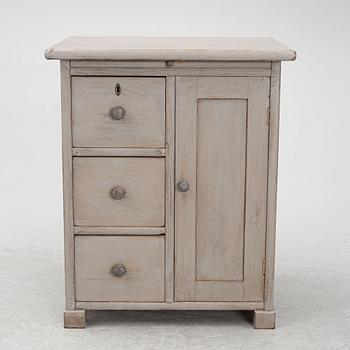 An early 20th century cabinet.