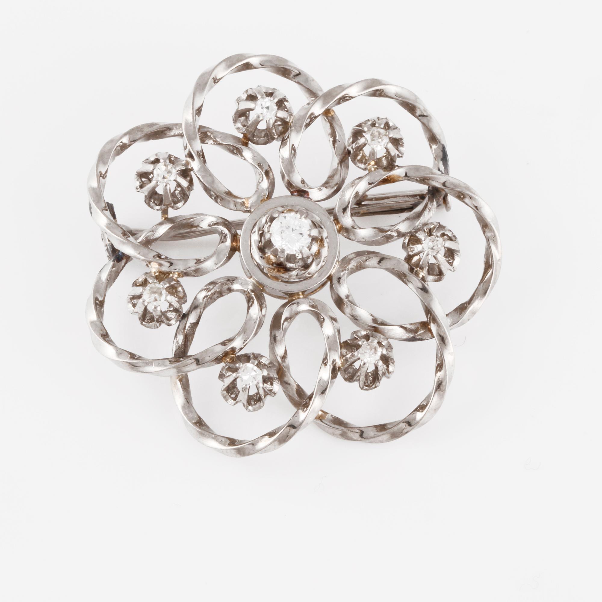 BROSCH, med en briljantslipad och 7 åttkantslipade diamanter.