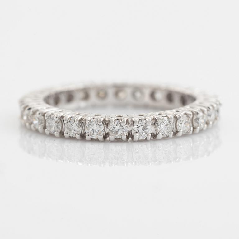 Ring, helallians med briljantslipade diamanter.
