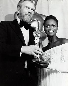 63. FOTOGRAFI, föreställande Sven Nykvist som tar emot Oscarsstayetten 1974.