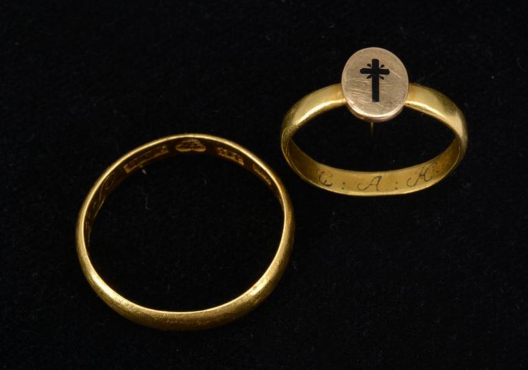 RINGAR 2 st, guld 23 k, samt ostämalad 18 k. 1800-tal. Tot. vikt ca 6,8 g.