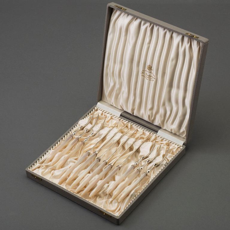 WILLIAM HUTTON & SONS, a set of 12 silver and mother-of-peral fruit cutlery from Sheffield, England, 1922.