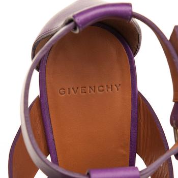 SKOR, Givenchy.