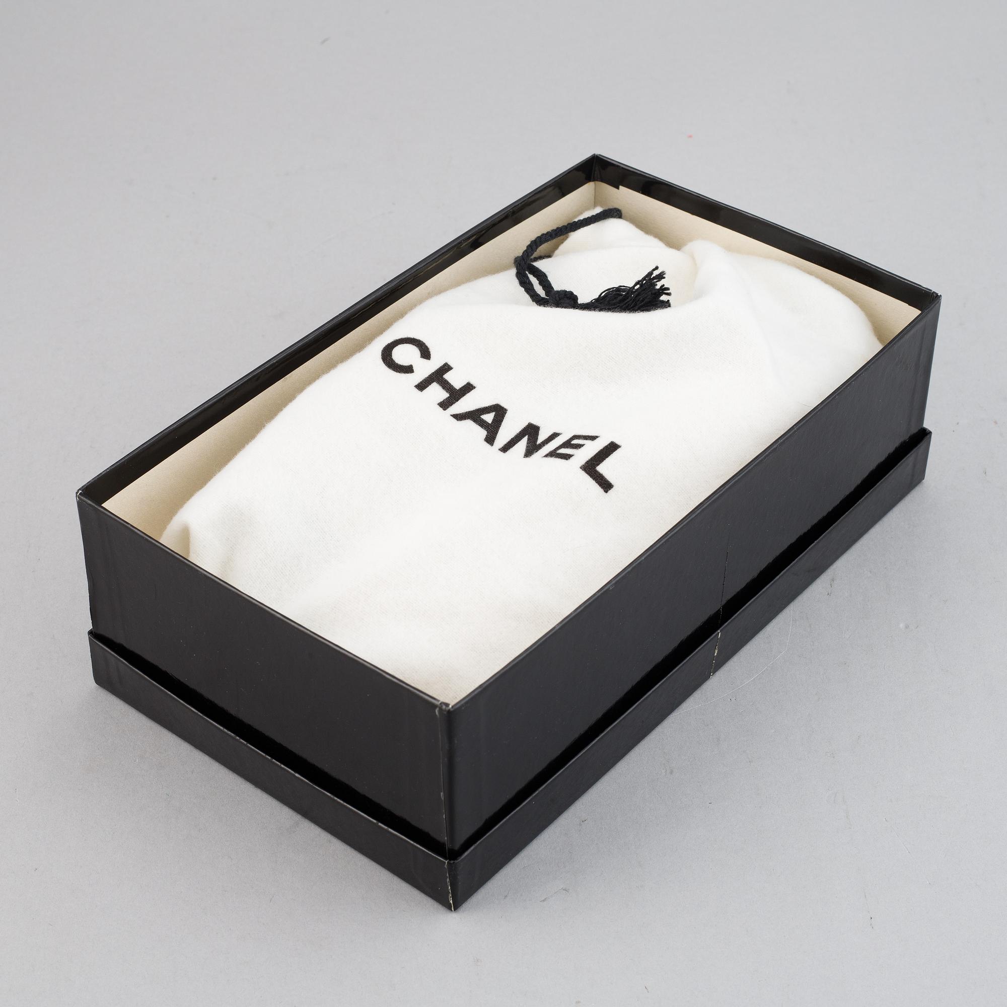 Chanel, a pair of leather shoes, size 36.