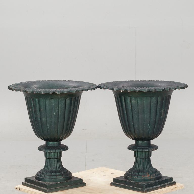 TRÄGÅRDSURNOR, ett par. Gjutjärn, 1900-tal.