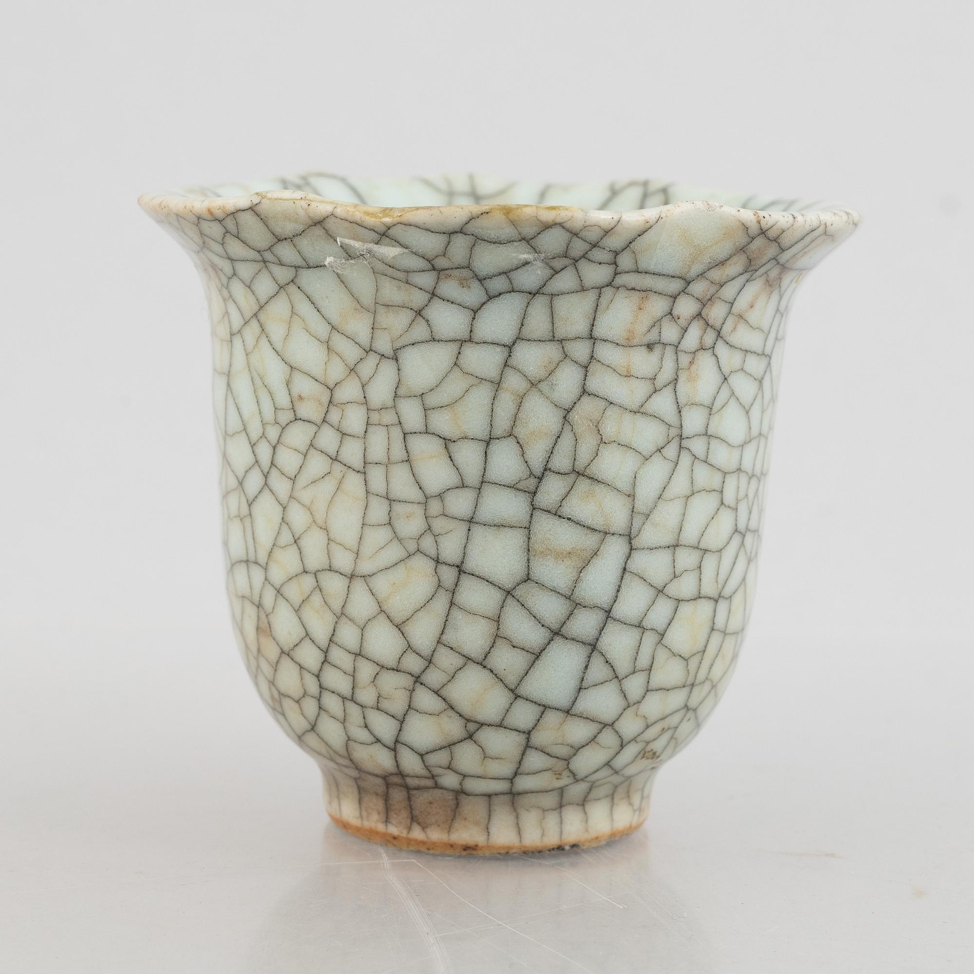 A Chinese ge glazed stoneware cup with dragon, Qing dynasty, 18th century.