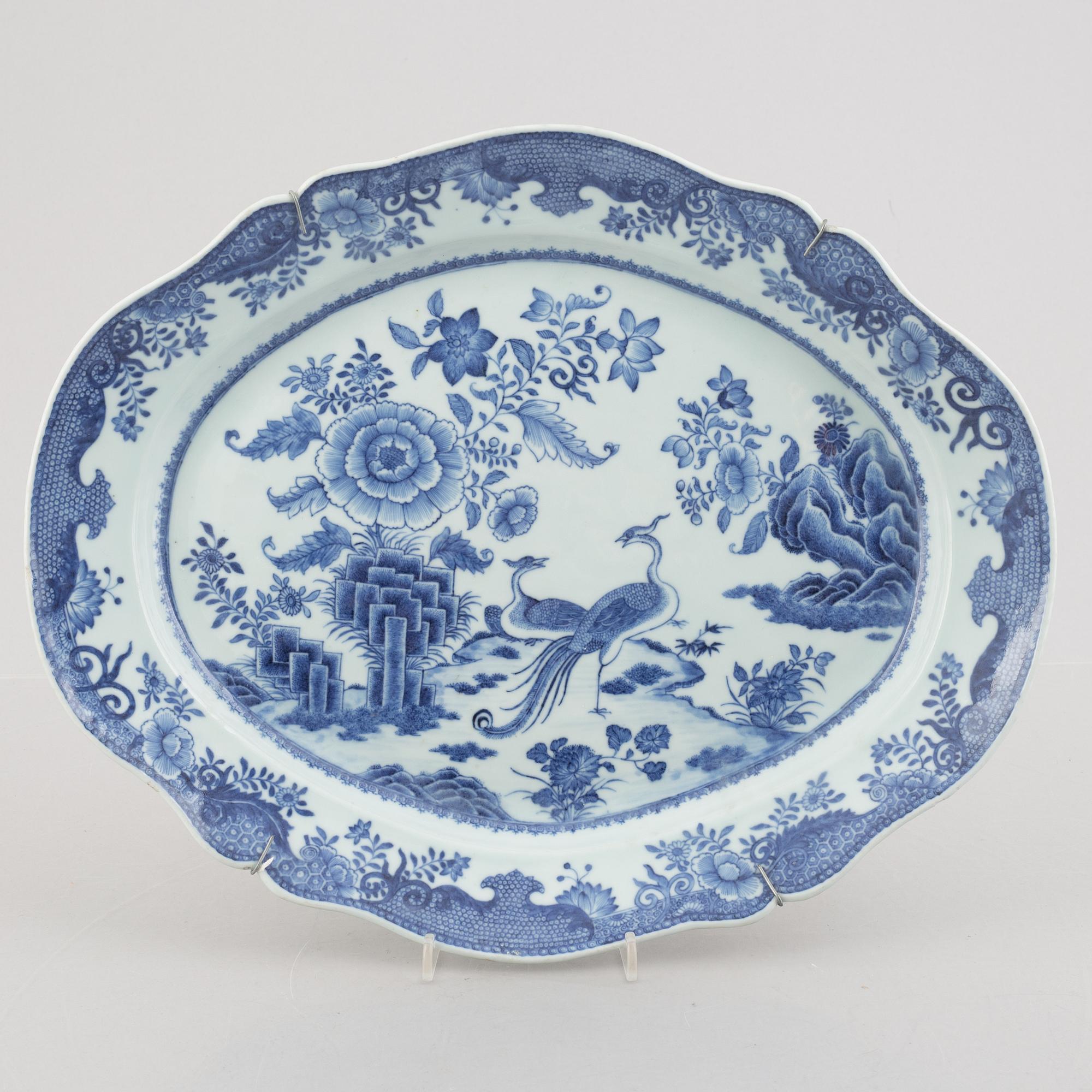 A Chinese export porcelain charger, Qing dynasty, Qianlong (1736-95).
