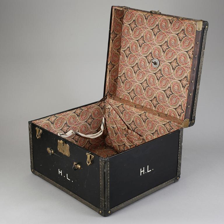 KOFFERT, "Hall du Voyage", trä, Paris, Frankrike.