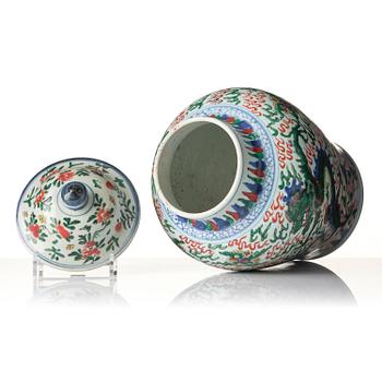 A wucai dragon vase, Transition, 17th century.