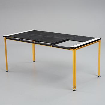 Skrivbord, lackerad metall, 1900-talets andra hälft.