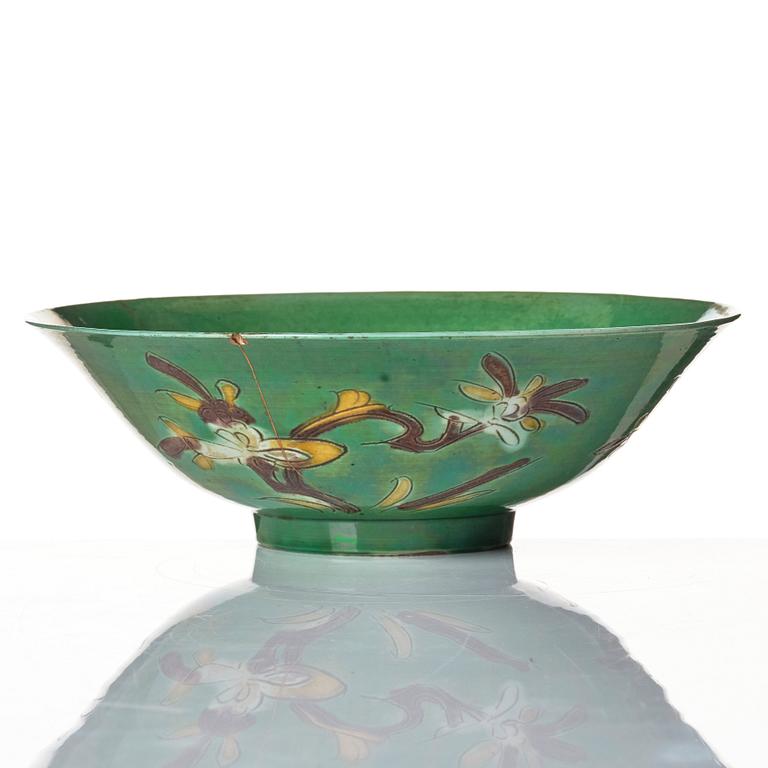 A green glazed brinjal bowl, Qing dynasty, circa 1700.