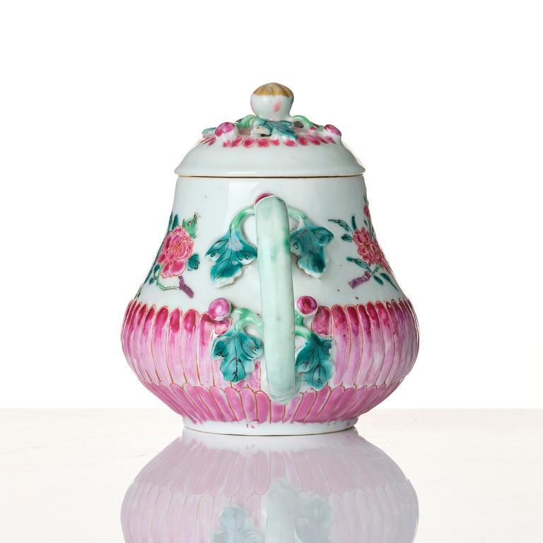 Tekanna med lock, porslin. Qingdynastin, Yongzheng (1723-35).