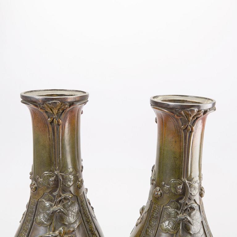 Vaser, ett par, Japan, 1900-tal, brons.